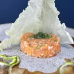 Tartar de salmão ao molho ponzu
