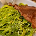FETUCCINI AL PESTO CON BISTEC