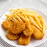 NUGGETS + PAPAS FRITAS