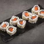 Uramaki salmão cru 8 peças