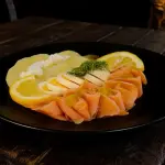SALMÓN AHUMADO CON ADEREZO "GRAVLAX"