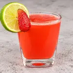 Bebida de limón con fresa