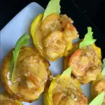 Patacones y camarones al ajillo