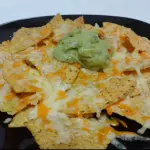 Nachos con queso y guacamole