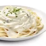 Espaguete ao molho de queijo e bacon