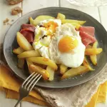 huevos rotos con toppings