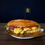SÁNDUCHE TOCINO Y HUEVO