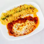 FILÉ A PARMEGIANA