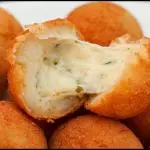 Bolinha de queijos puxada no gorgonzola