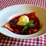 Crepa flameada con frutos rojos