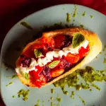 Bruschetta de cabra