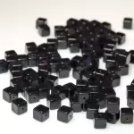 Onix negras en forma de cubo