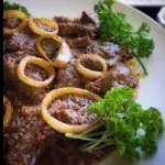 PLATO CON BISTECK ENCEBOLLADO