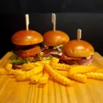 Combo com 3 mini burgers e batata !