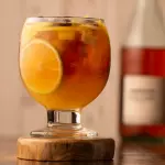 Copa de sangría con vino rosado