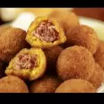 PORÇÃO DE BOLINHO DE MANDIOCA COM CARNE SECA