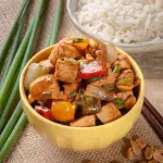 Frango xadrez com arroz branco