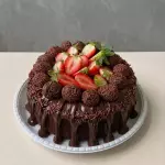VULCÃO COM MORANGOS E BRIGADEIROS