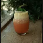 Suco de laranja com morango e hortelã