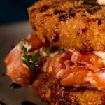 Sushi burgue salmão e kani