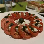 TOMATES A  LA CAPRESE CAROREÑA