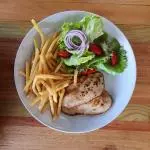 Filé de frango com fritas e salada