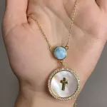 Cadena Cruz Nácar y Larimar