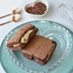 Chocolate ou brigadeiro branco.