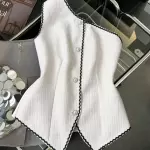 Blusa beige asimétrica detalles negr