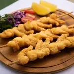 Espetinho Camarão Milanesa c/ Queijo