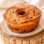 Bolo cenoura com gotas de chocolate