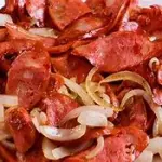 calabresa acebolada com batata frita