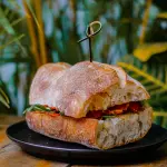 Sanduche de pepperoni y rugula