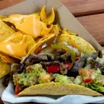 Taco con porcion de nachos