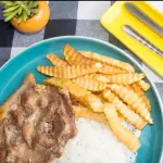 Chuleta especial con papas fritas