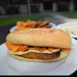 Pão com banana e queijo