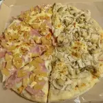 Pizza con pollo y champiñones