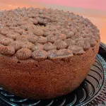 BOLO DE CHOCOLATE COM COBERTURA