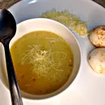 Caldo de cebola com queijo