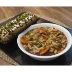 Yakisoba frango + 24 hot rolls medio
