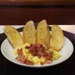 Torradas com ovos e bacon