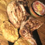 Medío pollo al carbón + patacones