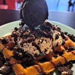 WAFFLE CON HELADO Y TOPPING