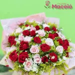Buquê com 50 rosas mistas