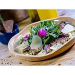 Rosbife de Mignon com parmesão , molho de mostarda, mix de folhas e sementes
