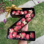 Letra con fresas y uvas