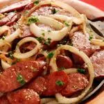 Calabresa Acebolada
