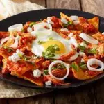 Chilaquiles rojos o verdes con huevo