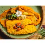 Tilápia em crosta com purê e legumes , pesto de manjericão e tomatinhos