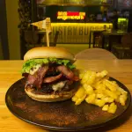 BURGER LA CACHESUDA & PAPAS